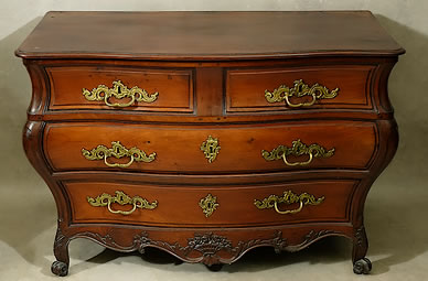 Commode bordelaise galbée en tombeau en acajou massif sculpté Bordeaux 18e siècle